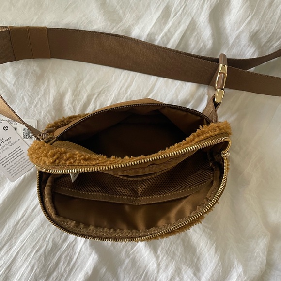 lululemon Everywhere Belt Bag *Fleece 1L Burnt Caramel - Picture 4 of 9